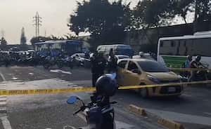 La mujer murió en el lugar de los hechos dentro del vehículo taxi en que viajaba.