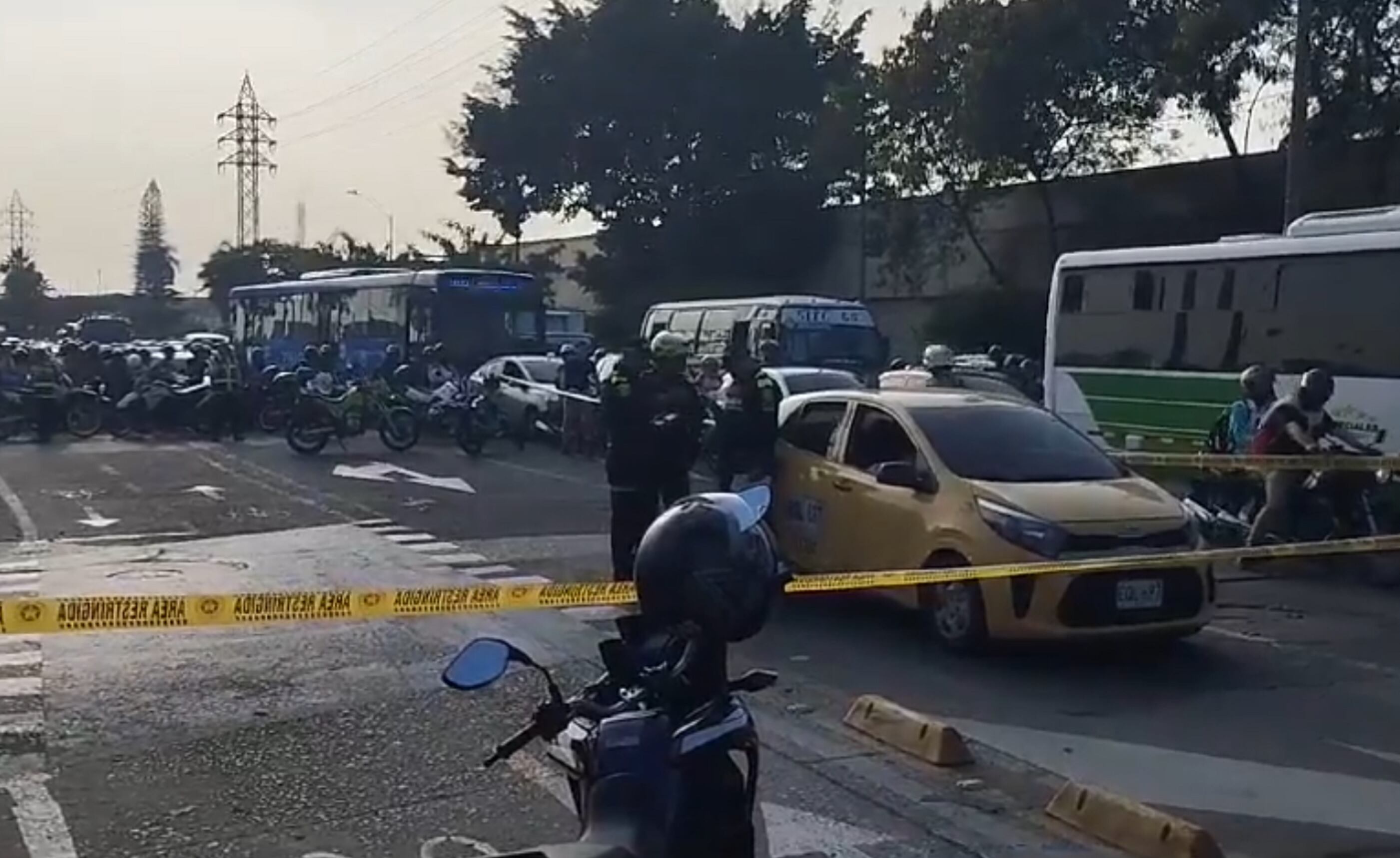 La mujer murió en el lugar de los hechos dentro del vehículo taxi en que viajaba.