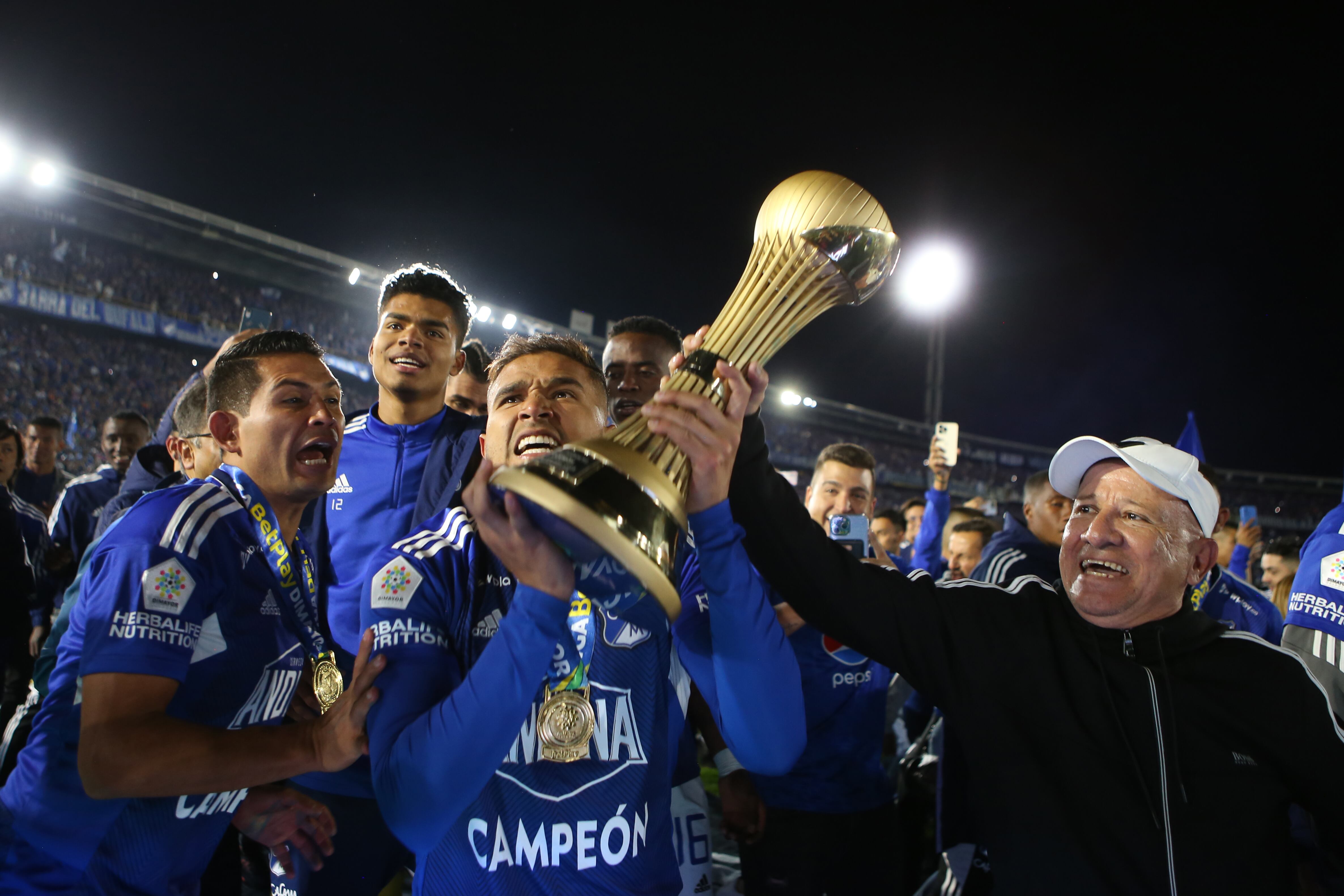 Larry Vásquez alta el título de campeón de Liga con Millonarios en el 2023-I.