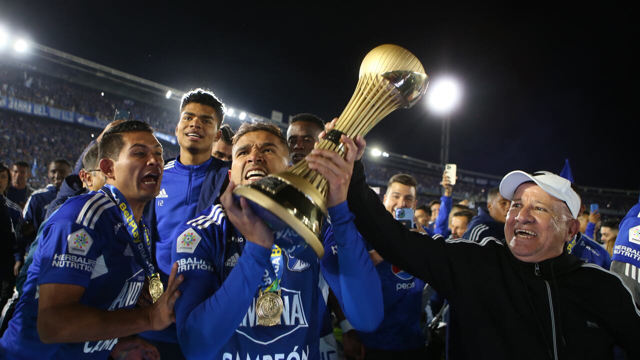 Larry Vásquez levanta la copa de campeón de Liga con Millonarios en el 2023-I.