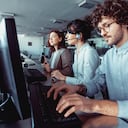 Análisis de empresarios que trabajan en la oficina.