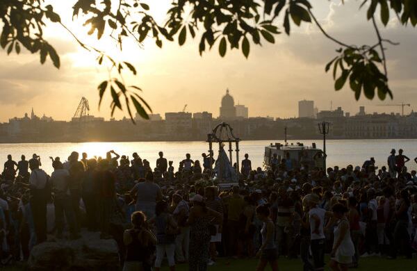 Una multitud observa la procesión en honor de la Virgen de Regla a través de la bahía de La Habana, en Cuba. (AP) 