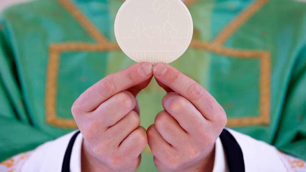 ¿Se puede comulgar si no se va a misa? Esto dice la Biblia
