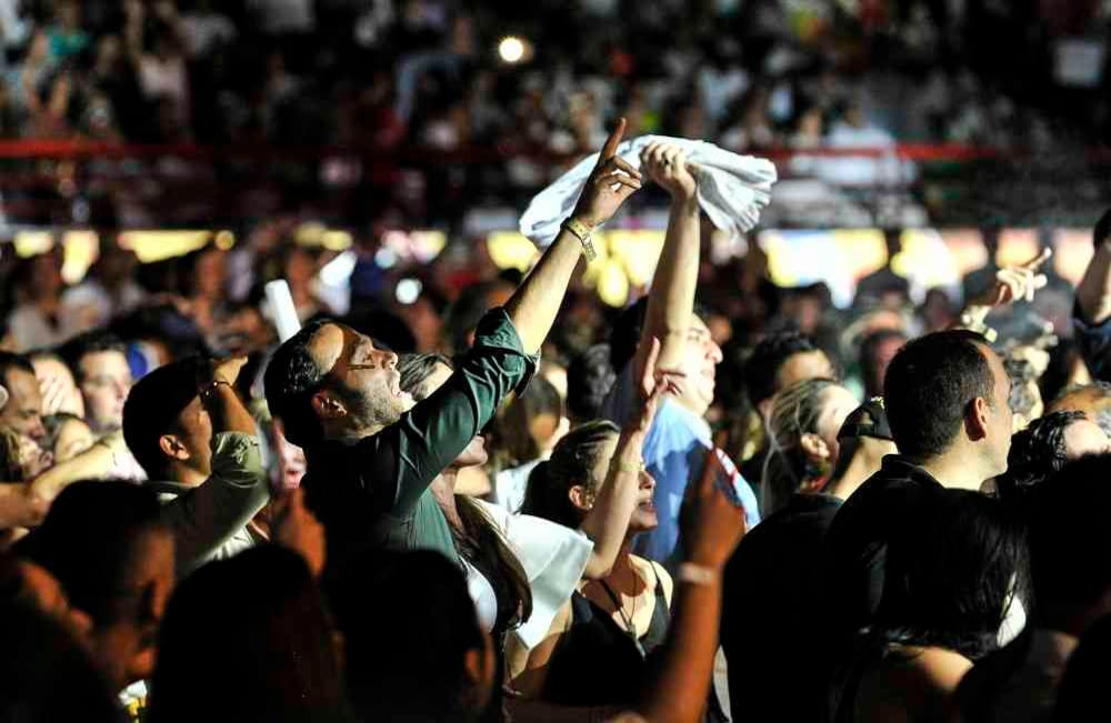 Los asistentes celebran las canciones de Carlos Vives, la madrugada del 1 mayo de 2017, en el parque de la Leyenda Vallenata, Consuelo Araujo Noguera, durante la final del 50 Festival Vallenato y IV Rey de reyes, en Valledupar, Colombia. Foto: Carlos Julio Martínez / SEMANA