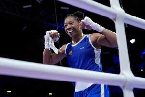 La colombiana Angie Valdés celebra tras derrotar a la kosovar Donjeta Sadiku en su combate preliminar de boxeo femenino de 60 kg en los Juegos Olímpicos de Verano de 2024, el lunes 29 de julio de 2024, en París, Francia. (Foto AP/Ariana Cubillos)