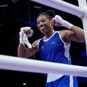 La colombiana Angie Valdés celebra tras derrotar a la kosovar Donjeta Sadiku en su combate preliminar de boxeo femenino de 60 kg en los Juegos Olímpicos de Verano de 2024, el lunes 29 de julio de 2024, en París, Francia. (Foto AP/Ariana Cubillos)