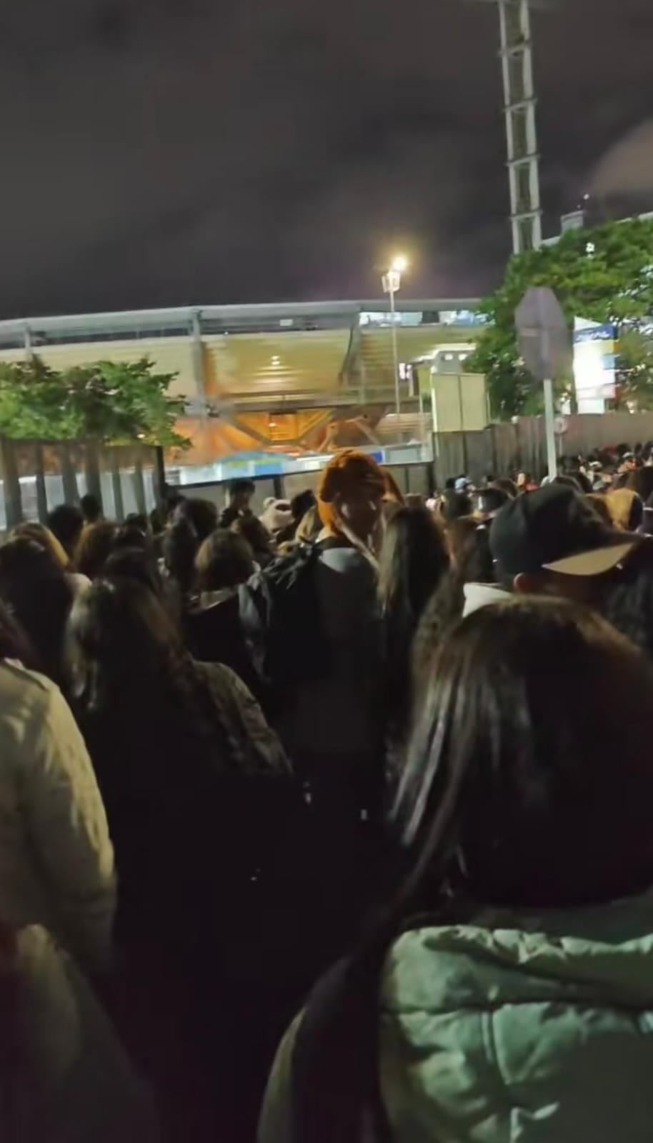 la fiebre por la banda surcoreana desborda las inmediaciones del estadio El Campín