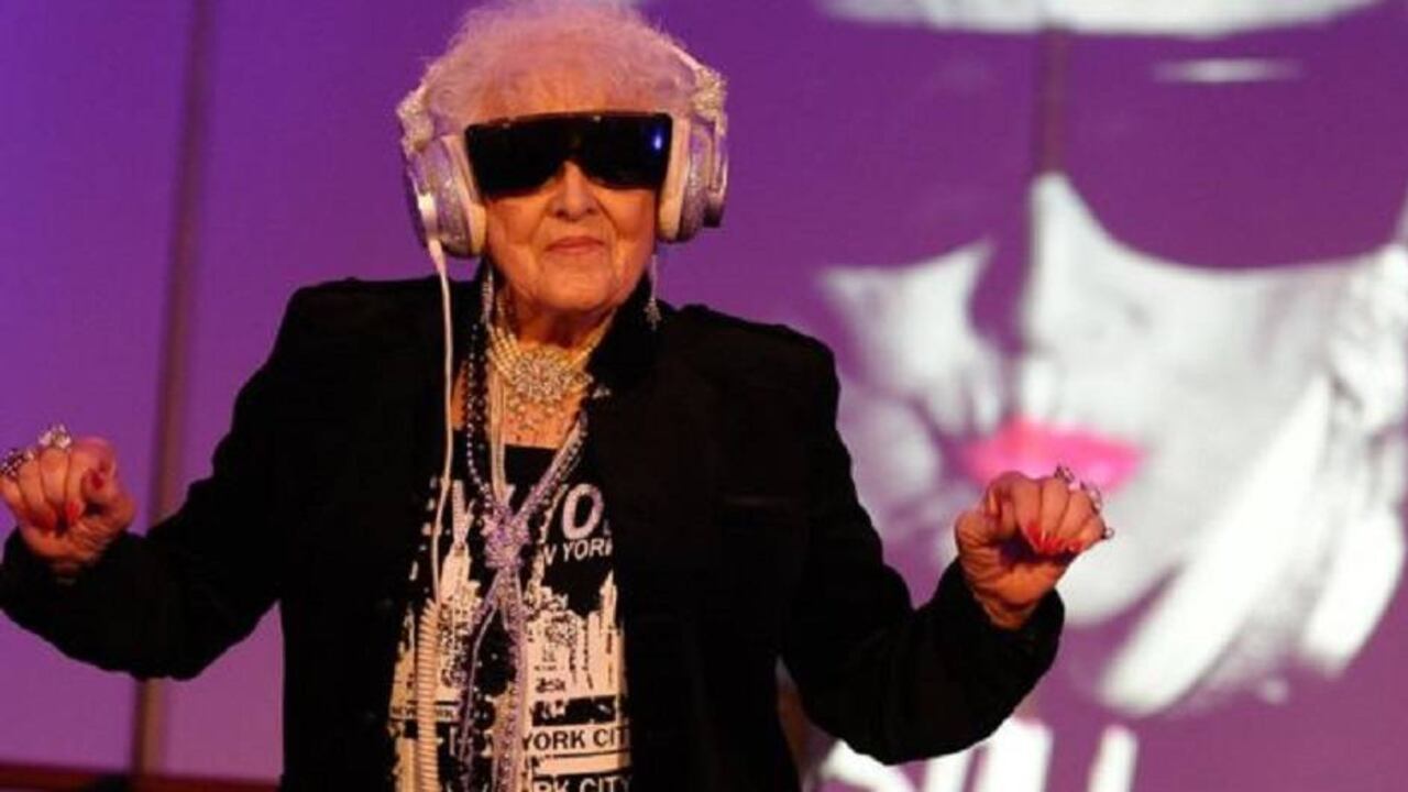 Una DJ británica ejerce su oficio a los 70 años de edad. El mundo tendrá que ajustarse a una fuerza laboral más anciana.