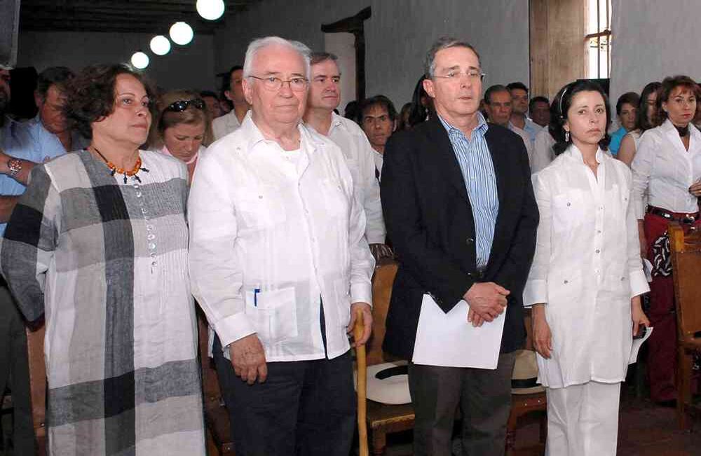 El presidente Álvaro Uribe Vélez inauguró el Taller de Oficios de Barichara, fundación impulsada por el expresidente Belisario Betancur y su segunda esposa, la venezolana Dalita Navarro en 2007. 