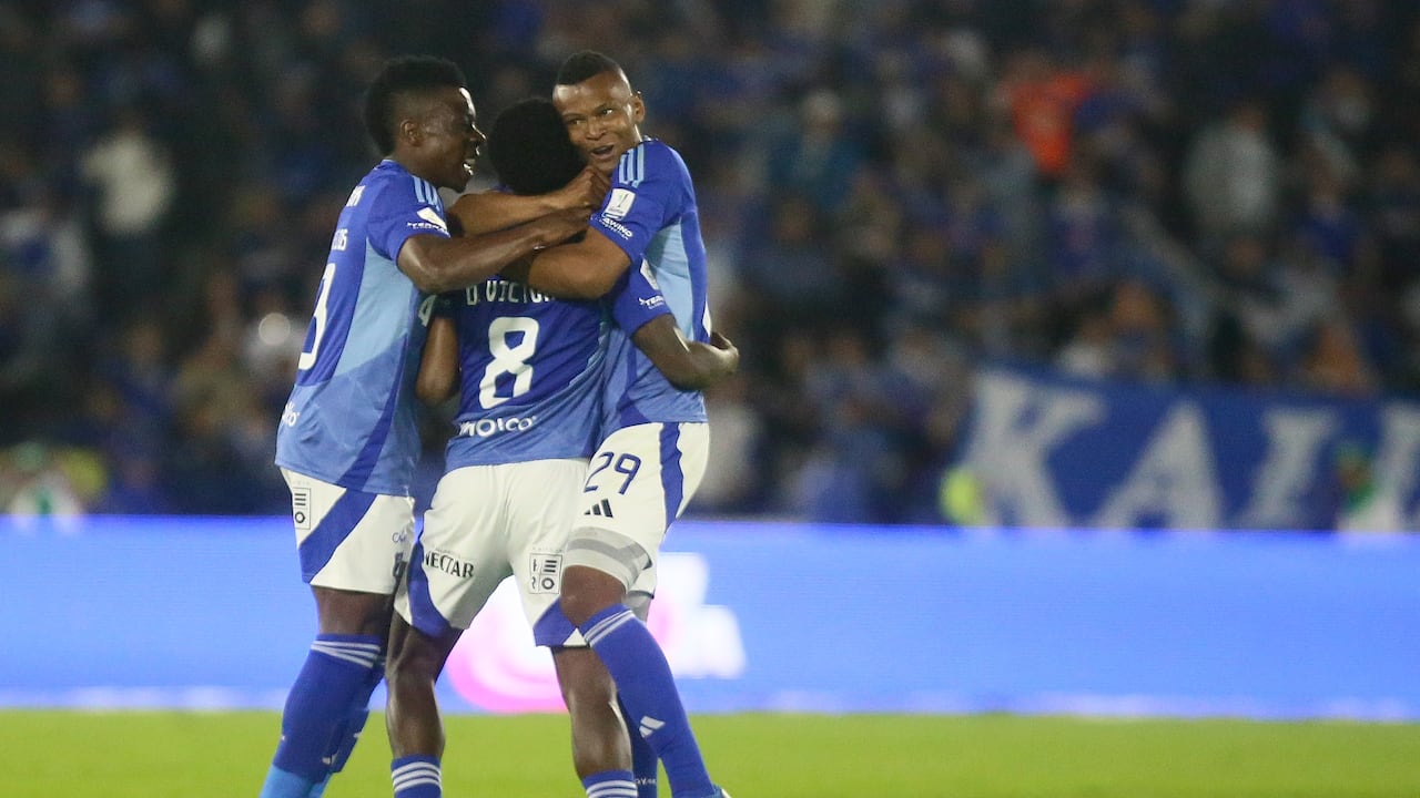 Helibelton Palacios, Dewar Victoria y Alex Moreno celebran un gol de Millonarios.