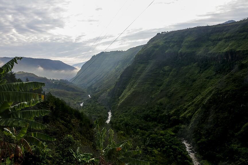 El cañón del río Mogoticos en Mogotes, Colombia, el 03 de marzo, 2021. Escondidas en lo más alto del cañón del rio Mogoticos se encuentran aproximadamente 150 imágenes en Cueva Rica, un museo de pictografías pertenecientes a esta cultura exterminada durante la colonización española, con representaciones de guerreros, cazadores, animales y figuras geométricas. Foto: Juancho Torres - Agencia Anadolu