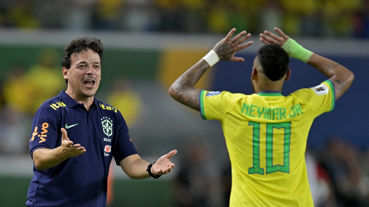 Fernando Diniz recibiendo a Neymar en el partido ante Bolivia en septiembre.