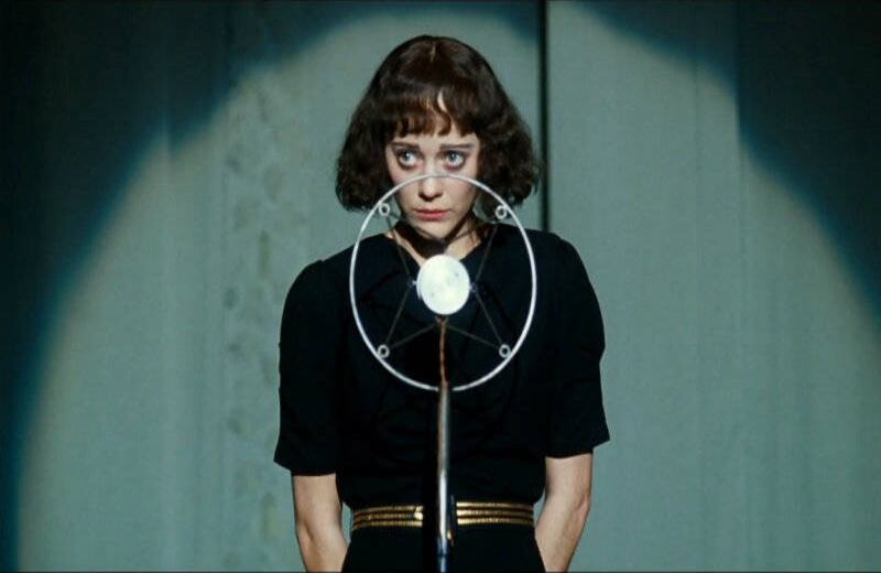 'La Vida en Rosa' (2007)  La memorable cinta sobre la vida de la cantante francesa Edith Piaf es protagonizada por Marion Cotillard. Su prodigiosa actuación significó la consagración de su carrera con más de 10 galardones a Mejor actriz, que incluyen el Oscar y el Globo de Oro. 