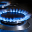 Llamas azules del quemador de la estufa de gas. Foto de alta resolución de llamas azules de una estufa de gas de cocina.