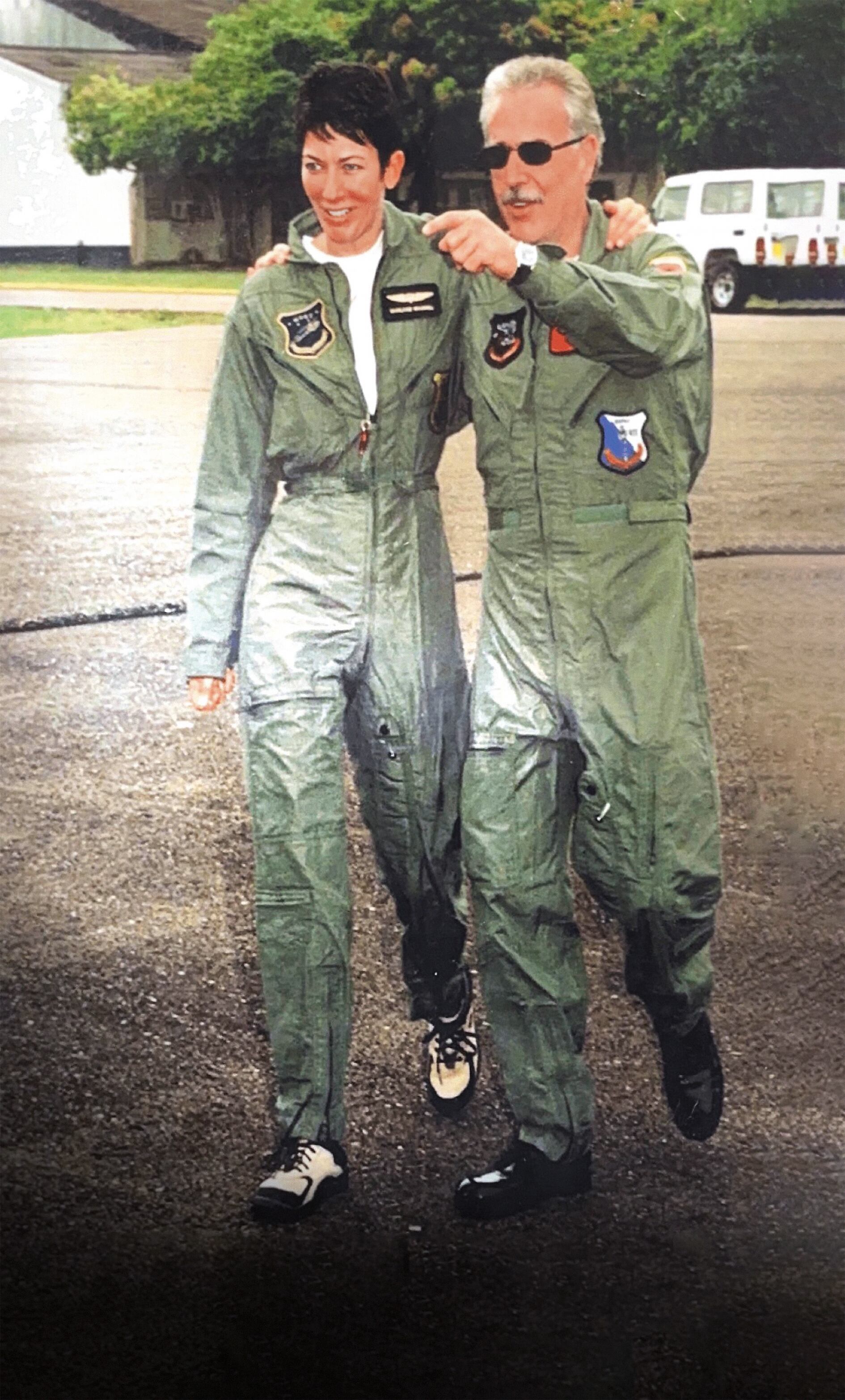 Se descubrió esta imagen del entonces presidente Andrés Pastrana con Ghislaine Maxwell de visita en Colombia. Él “organizó todo un convite para que terroristas corrieran a mi alrededor y yo les disparara”, contó ella.