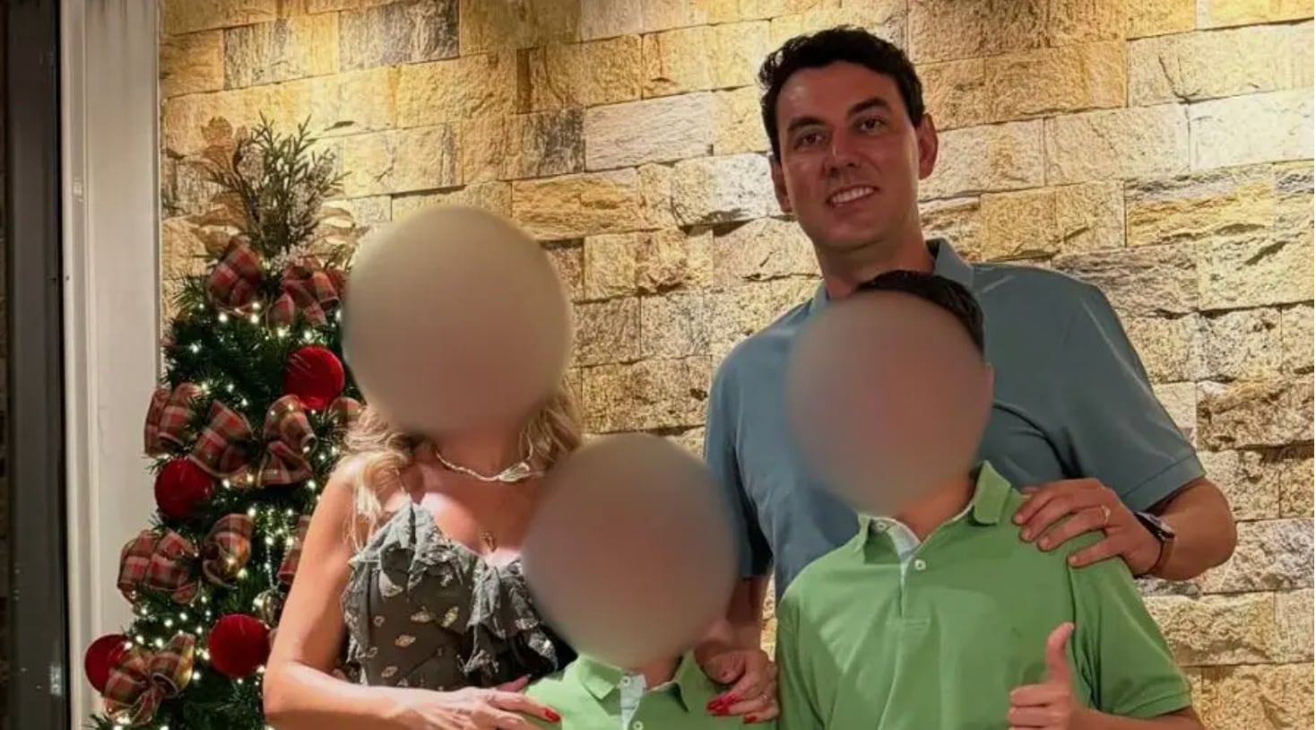 El secretario de la alcaldía de Itumbiara, Thales Machado, en una foto con su esposa e hijos