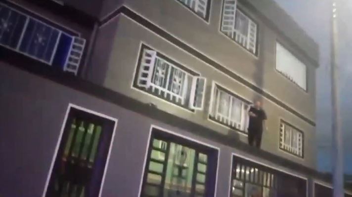 El capturado quiso huir por la ventana y el tejado de la vivienda