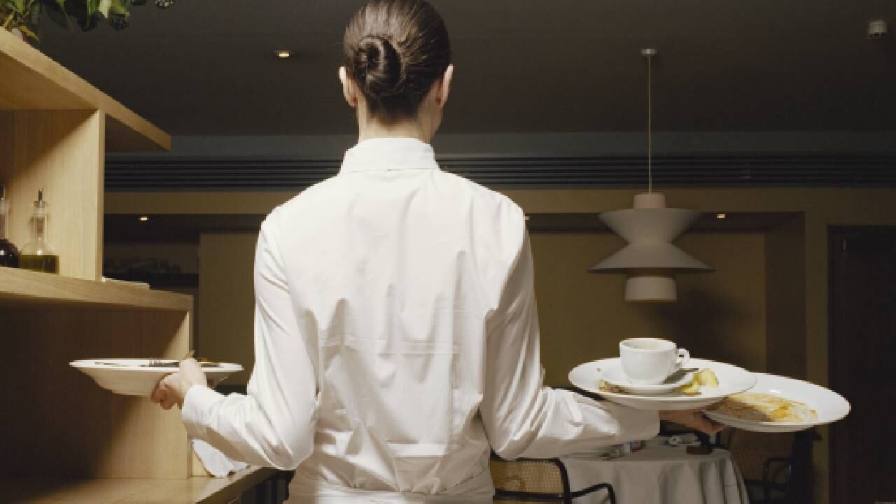 Mesera rompió en llanto por no recibir propina (imagen de referencia).