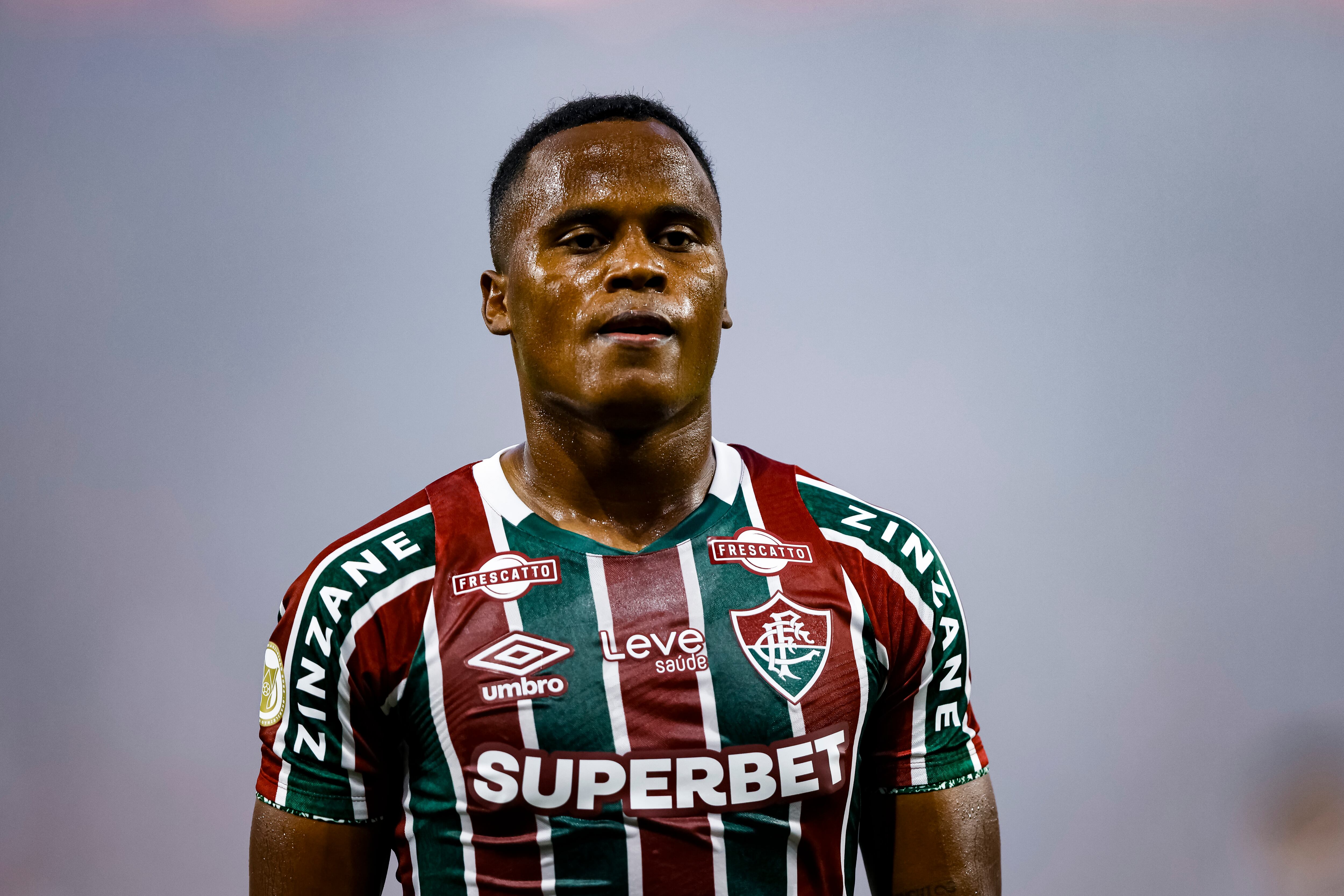 Jhon Arias, del Fluminense, observa durante el partido del Brasileirao 2024 entre el Athletico Paranaense y el Fluminense en el Arena da Baixada el 1 de diciembre de 2024 en Curitiba, Brasil.