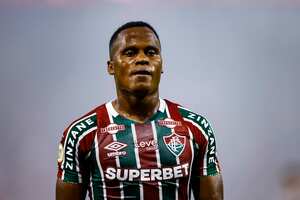 Jhon Arias, del Fluminense, observa durante el partido del Brasileirao 2024 entre el Athletico Paranaense y el Fluminense en el Arena da Baixada el 1 de diciembre de 2024 en Curitiba, Brasil.