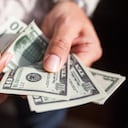 Dólares de los E.E.U.U. en manos