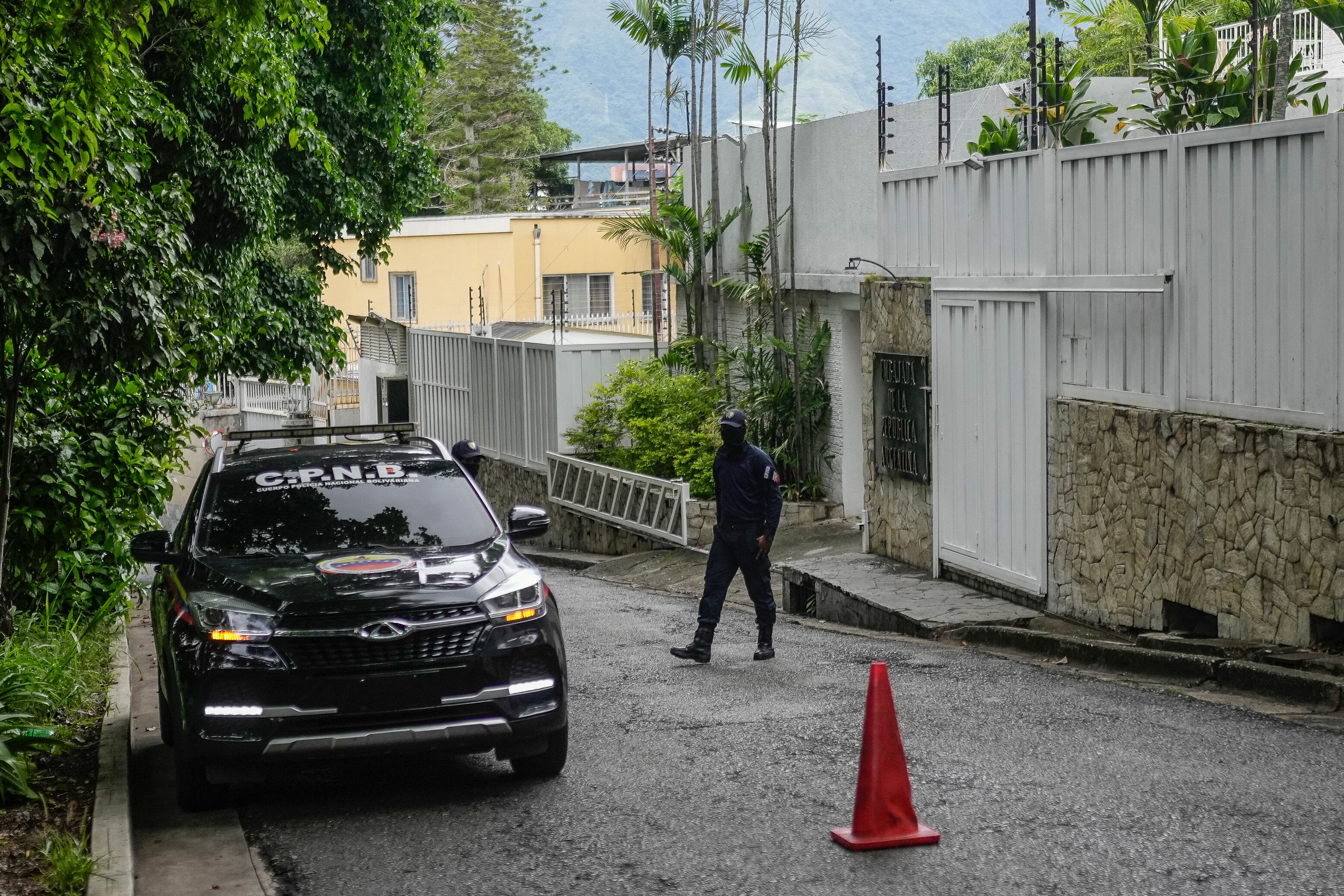 Una patrulla de la policía estacionada afuera de la embajada de Argentina, donde algunos miembros de la oposición venezolana están asilados, en Caracas, Venezuela, el miércoles 31 de julio de 2024. (AP Foto/Matías Delacroix)