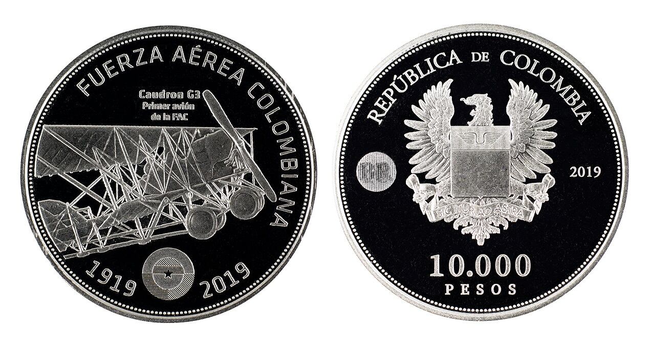 La moneda tiene una dimensión aproximada de 35 milímetros de diámetro y un valor nominal de 10.000 pesos.