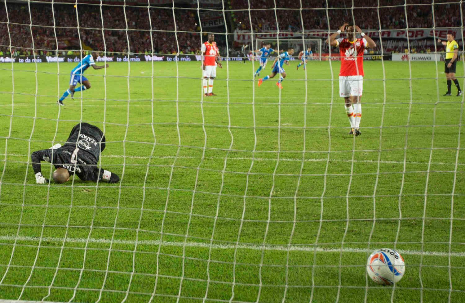Zapata y su defensa sienten el golpe de la derrota tras el gol de Rojas. Foto: Esteban Vega