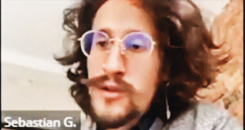 Sebastián Guanumen quedó en el ojo del huracán por sus reprochables órdenes para desprestigiar a los rivales de Petro. En uno de los videos acepta que hay que correr la “línea ética”. 