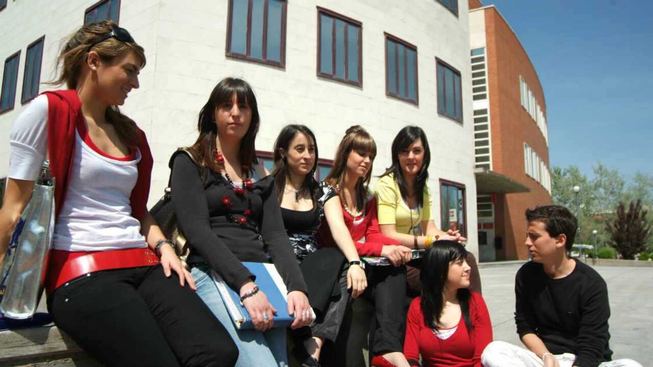 Entre más estudios tenga es más probable que tenga mayor sueldo a la hora de engancharse en un trabajo.