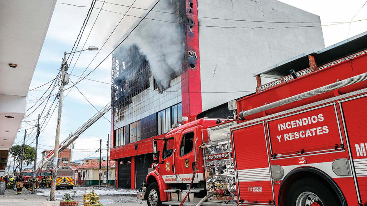 En 2022, Bomberos de Bogotá firmó un contrato para adquirir siete máquinas extintoras. Hoy no hay una fecha certera para la entrega de los vehículos.