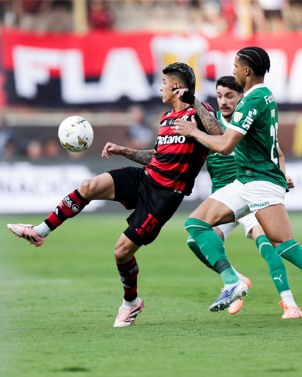 Jorge Carrascal en medio de la disputa de la final de la Copa Libertadores 2025