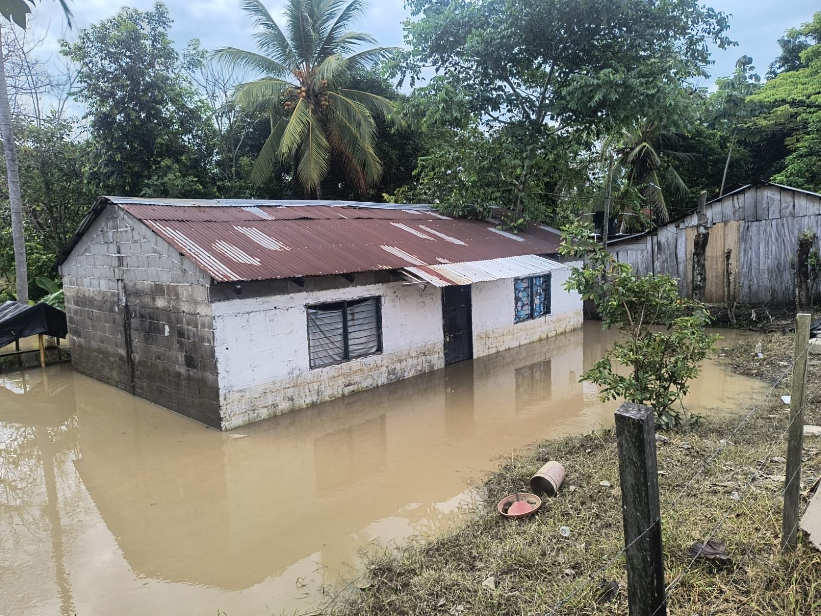 Casa en medio de las inundaciones en Cáceres, Antioquia.