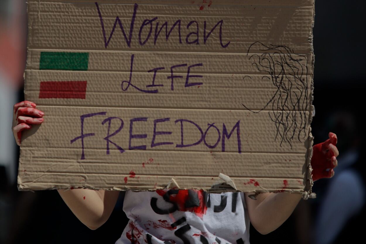 “Mujer, Vida, Libertad”, el clamor de decidir frente a sus vidas, vestirse como quieran y hacer actividades tan simples como apoyar a su equipo de fútbol.