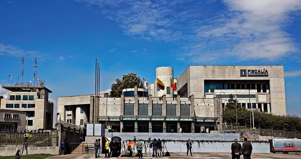 La Fiscalía estaría detrás de otras personas cercanas al Gobierno.