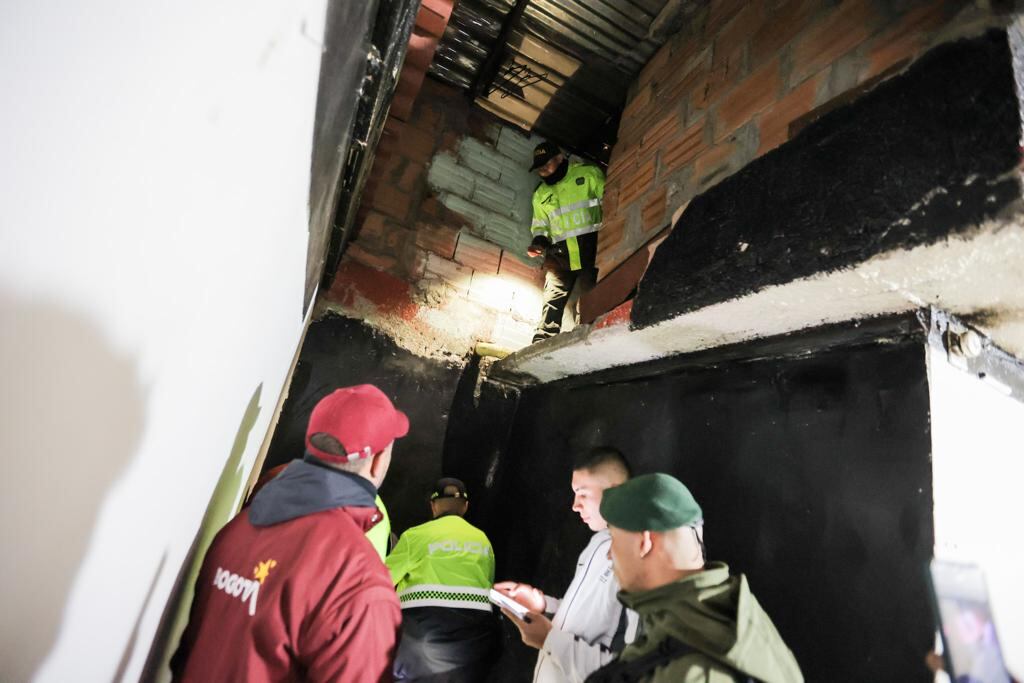 Descubren licor adulterado y drogas entre las paredes y el techo de un prostíbulo en Bogotá, pertenecerían al Tren de Aragua