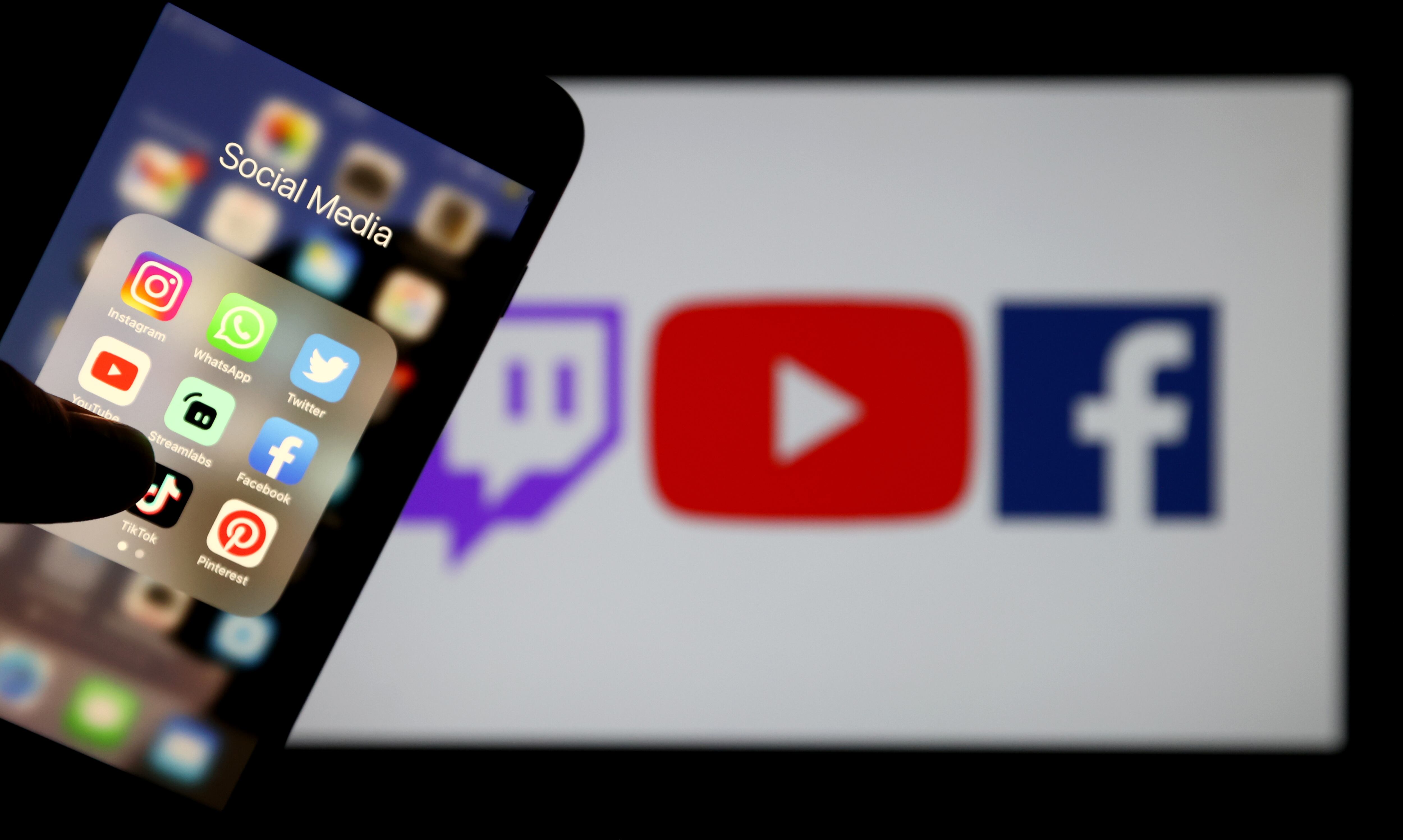ANKARA, TURQUÍA - 11 DE MAYO: En esta foto de ilustración, los íconos de las aplicaciones Streamlabs, TikTok, Instagram, WhatsApp, Twitter, Telegram, Facebook, YouTube y Pinterest se muestran en la pantalla de un teléfono inteligente en Ankara, Turquía, el 11 de mayo de 2021. (Foto de Agencia Rasit Aydogan / Anadolu a través de Getty Images)