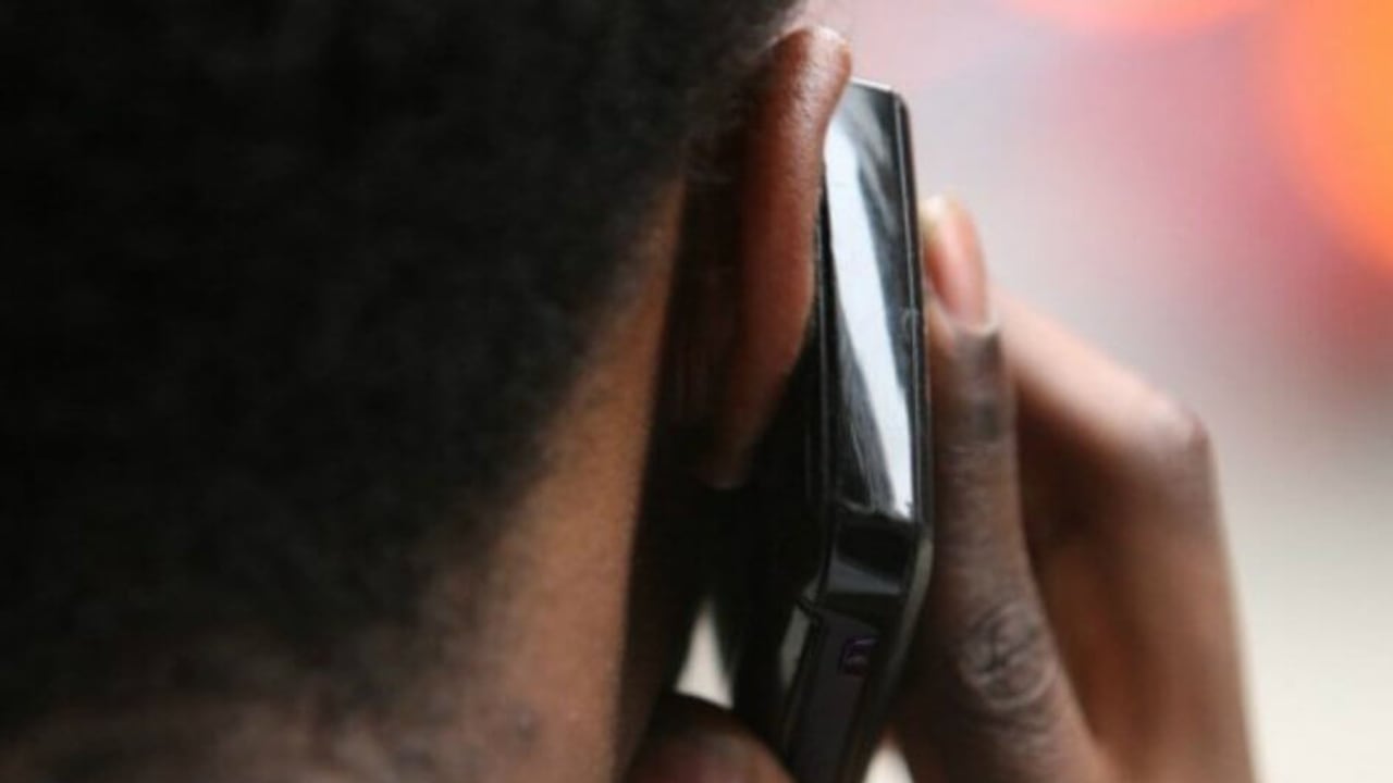 El sujeto le indica a la víctima que un familiar tuvo un accidente y debe pagar por lo ocurrido