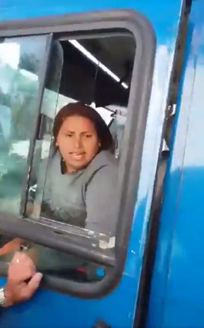 Una de las pasajeras evitó que la mujer arrancara el bus.