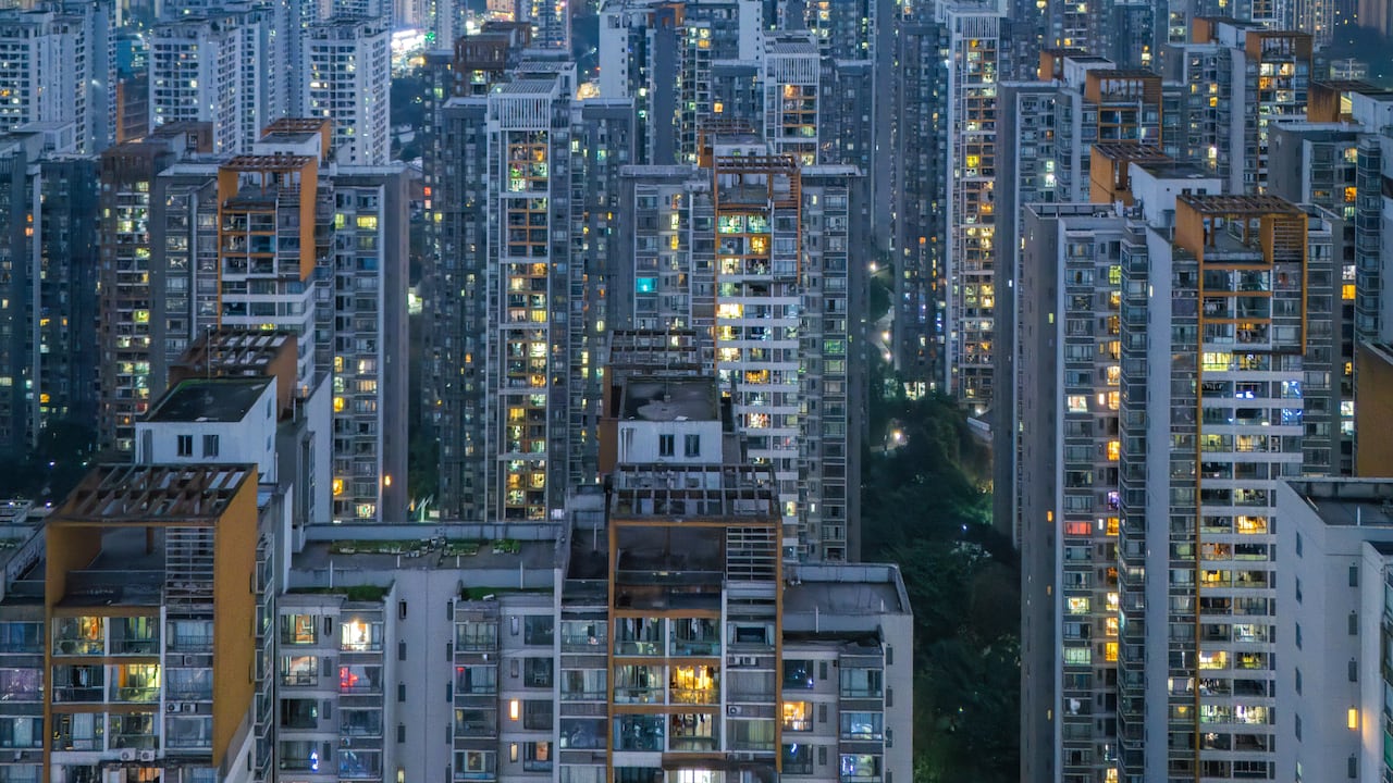 Los rascacielos en Chongqing, China, reflejan un mundo en el que parece no haber espacio para los sueños de todos y la promesa se ha desvanecido...
