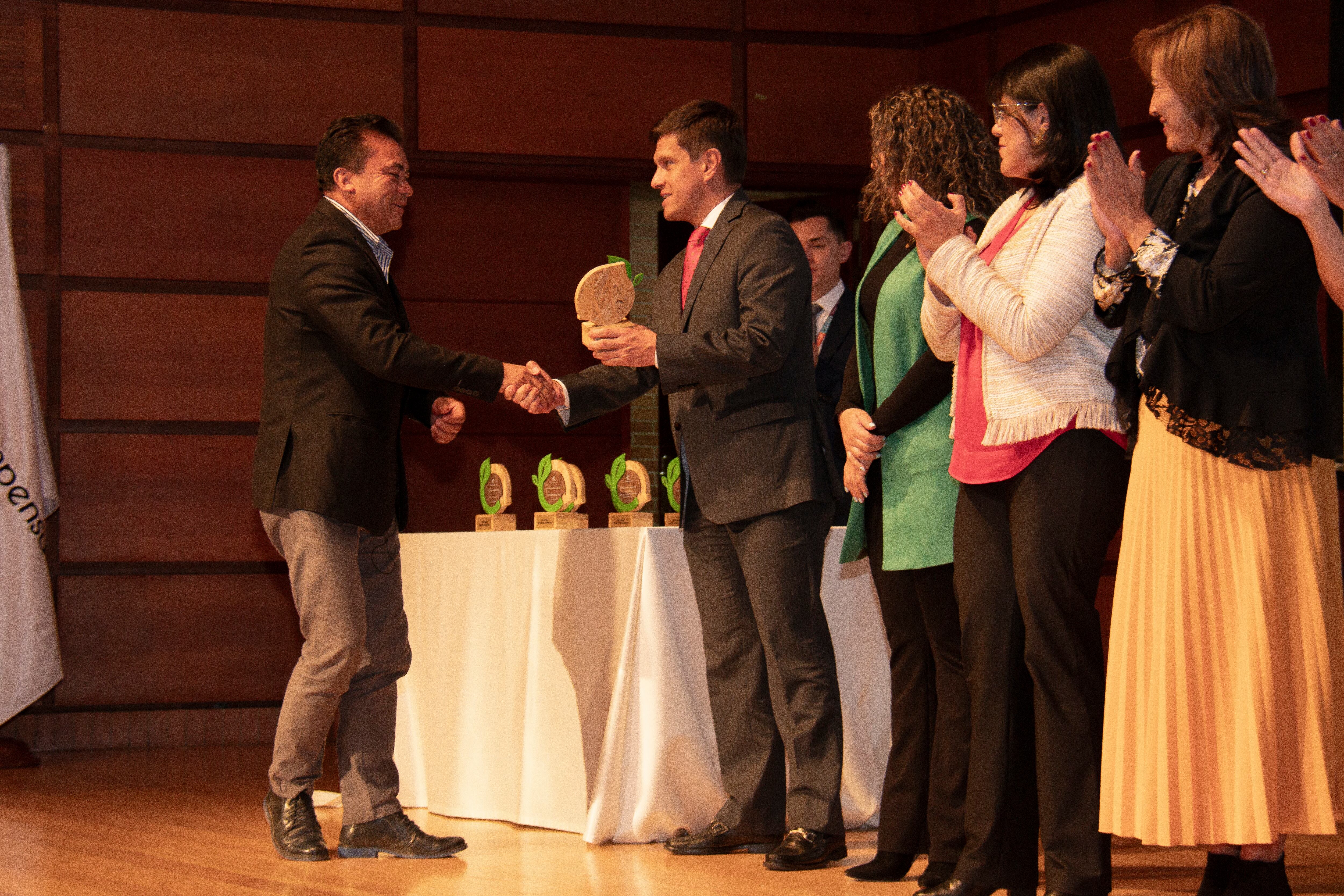 Empresas Sostenibles Compensar 2023, reconoció la labor de nueve pequeñas y medianas empresas que, en articulación con la entidad, contribuyen al desarrollo de propuestas de movilidad eléctrica, eficiencia eléctrica y reutilización del agua, entre otras.