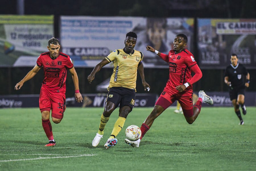 Águilas Doradas empató 2-2 con América en Rionegro.