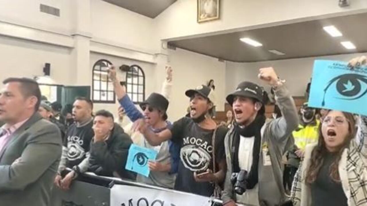 Jóvenes protestaron en el Concejo de Bogotá luego de que se hundiera el proyecto de atención integral a víctimas de abuso policial.