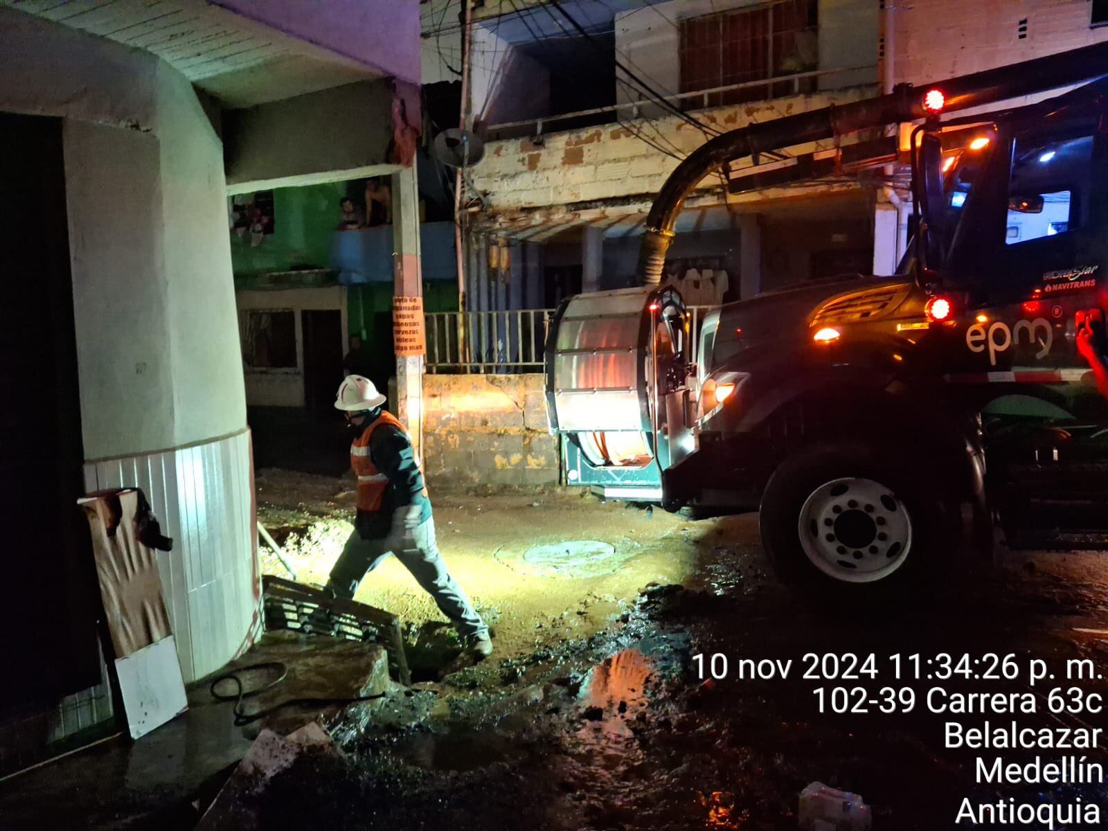 La ruptura de un tubo madre del acueducto generó la inundación de 8 cuadras a la redonda en el sector de El Sinaí, en Santa Cruz, Medellín.