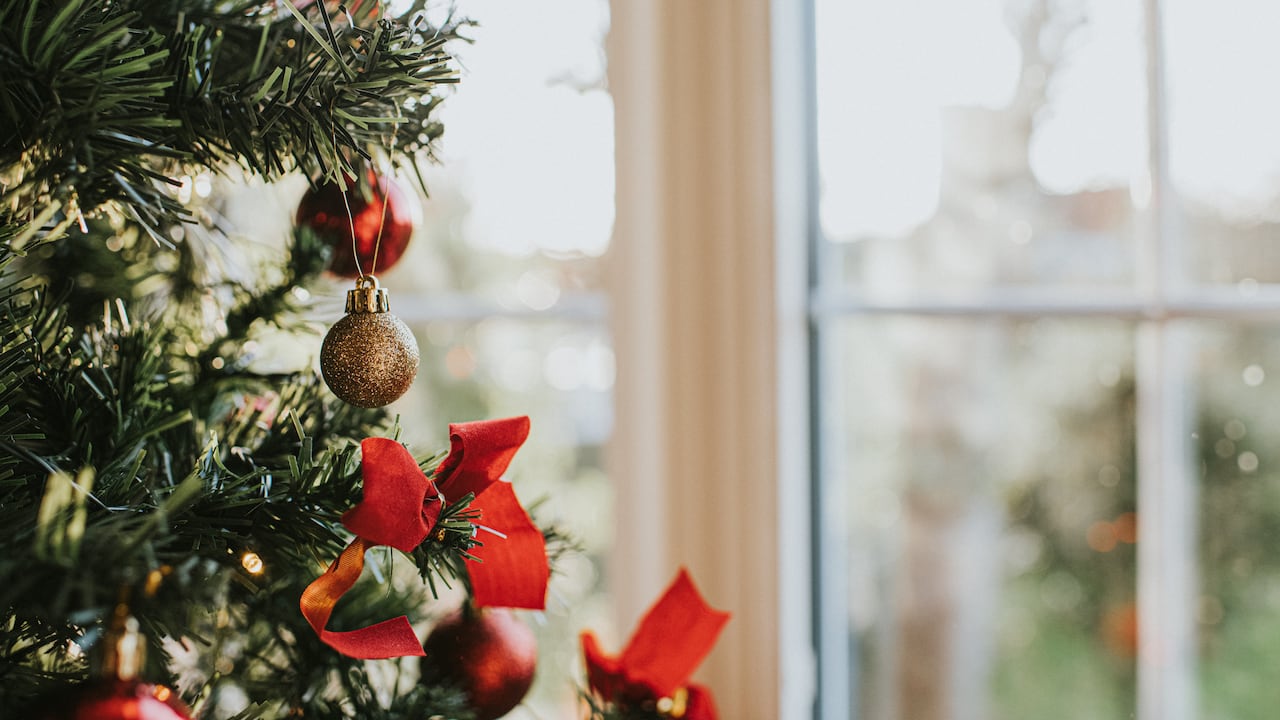 ¿Quiere casarse? Así debe decorar su árbol de Navidad en 2024 para atraer el amor