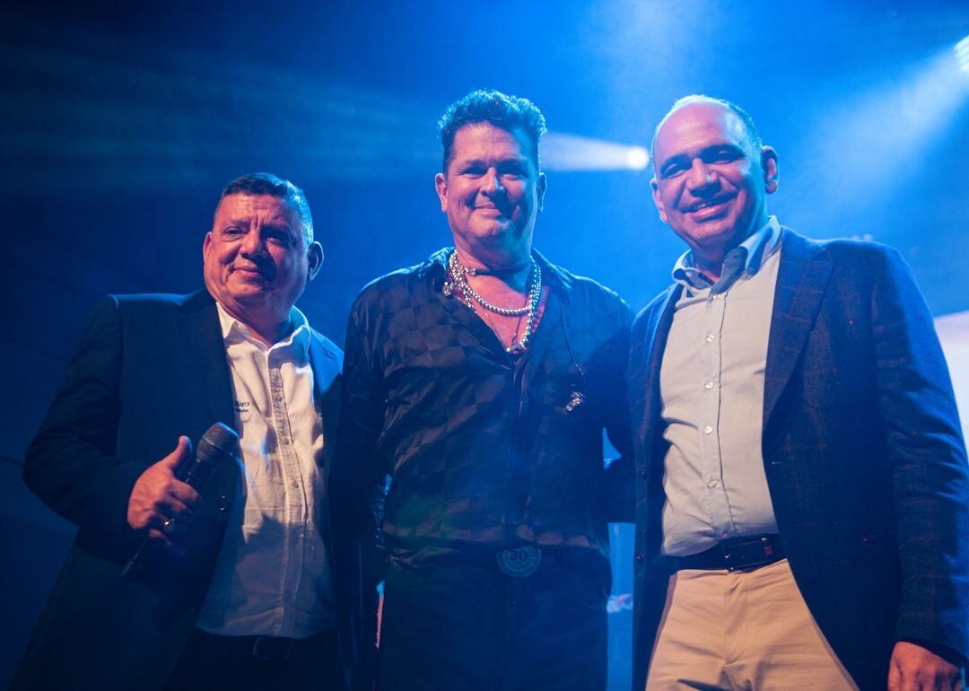 Darío Linero, secretario de Cultura Distrital; Carlos Vives, embajador de la Fiesta del Mar; y el alcalde de Santa Marta, Carlo Pinedo Cuello, durante el lanzamiento de la edición 2024.