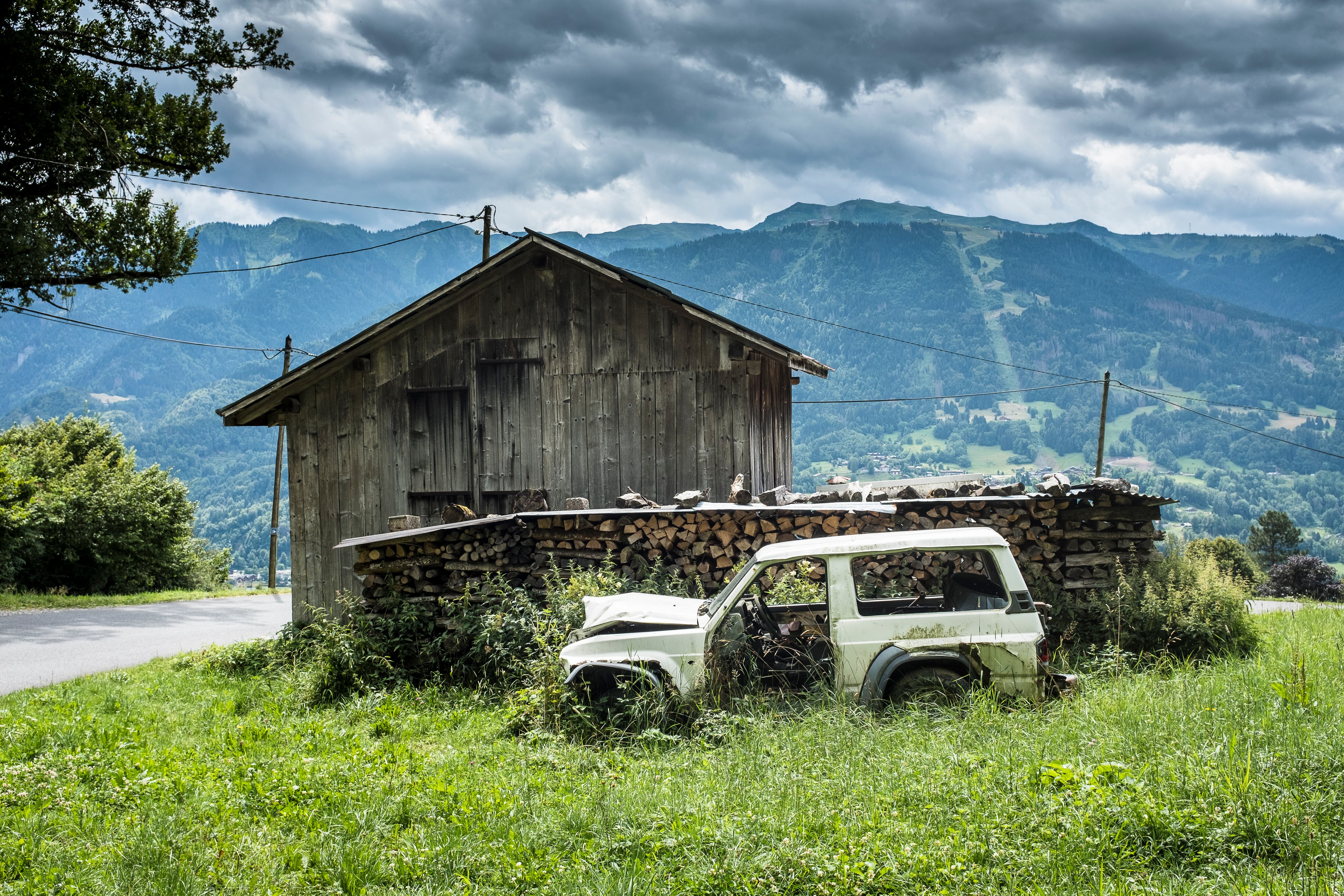 Un Nissan Patrol 4x4 abandonado y abandonado se fue al borde de la carretera en las afueras de la ciudad de Samoës, Francia, el 1 de agosto de 2023. (Foto de Christopher Pillitz/Getty Images)