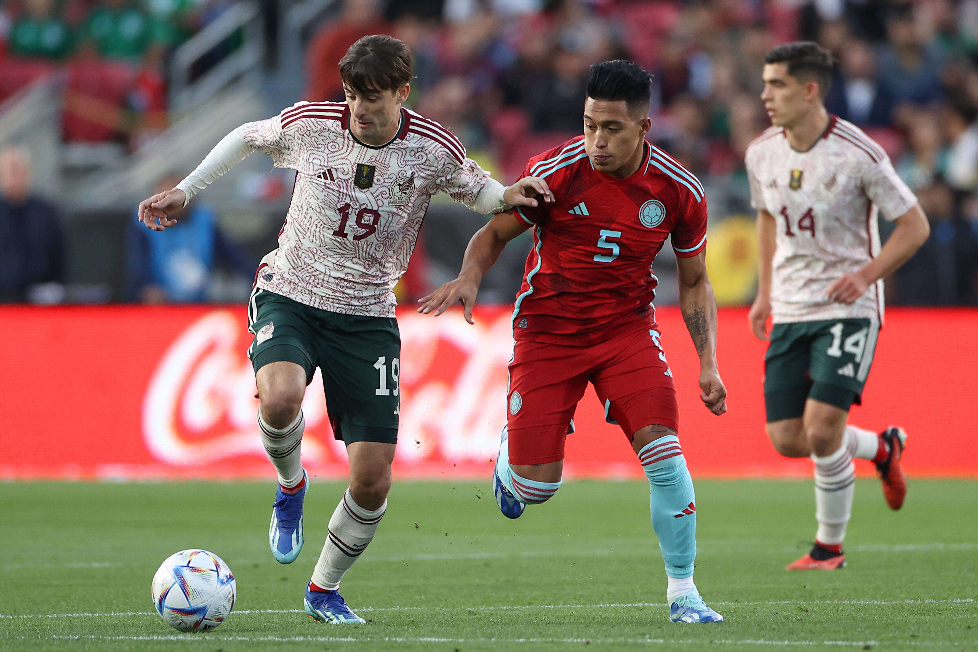 LOS ÁNGELES, CALIFORNIA - 16 DE DICIEMBRE: Jordi Cortizo # 19 de México está marcado por Sebastián Gómez # 5 de Colombia durante el partido amistoso internacional entre Colombia y México en Los Angeles Memorial Coliseum el 16 de diciembre de 2023 en Los Ángeles, California. (Foto de Omar Vega/Getty Images)