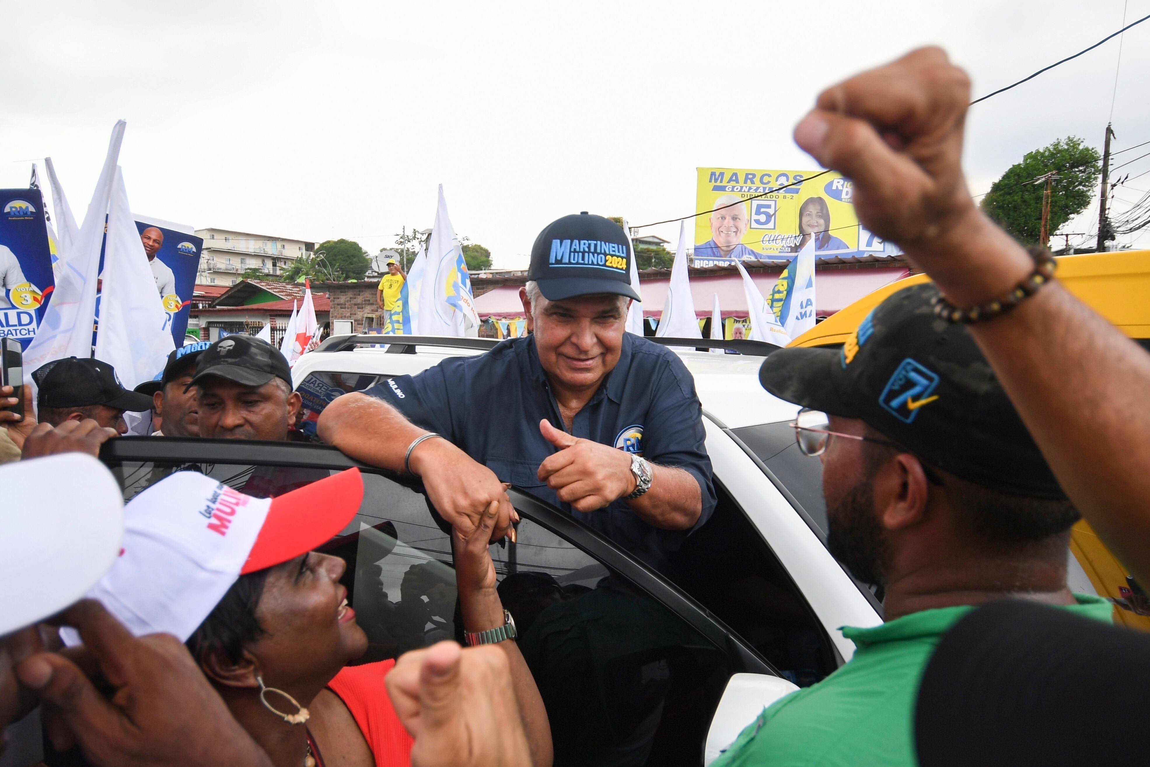 El candidato presidencial José Raúl Mulino, centro, saluda a sus partidarios durante un mitin en el barrio de San Miguelito en la capital de Panamá, el miércoles 10 de abril de 2024. El exministro de Relaciones Exteriores es uno de los ocho candidatos que competirán en las próximas elecciones presidenciales del 5 de mayo. (Foto AP/Agustín Herrera)