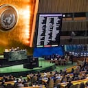 Las pantallas muestran los resultados de una votación del viernes 27 de octubre de 2023 en la Asamblea General de la ONU sobre una resolución que pide una "pausa humanitaria" en Gaza y el cese de hostilidades entre Israel y Hamás, el grupo que gobierna Gaza. (AP Foto/Bebeto Matthews)